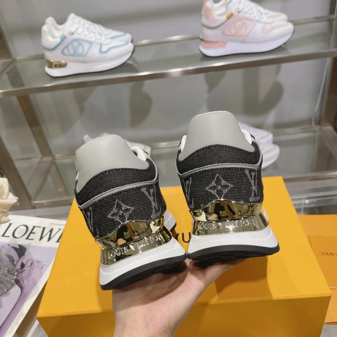 [L Family] P: 760💰Size 35-42 for women, 39-46 for men, (41.42 for women, 45.46 for men, customized) .LV Donkey Brand 🔥🔥LOUIS VUITTON Louis Vuitton's official website synchronizes the 2025 autumn and winter couple's models, which are now on the market, this Neo Run Away sneakers are inspired by running shoes, integrating LV's iconic must-have shoes into the trend. This version is a 1:1 replica of the original version. It is made of two-tone calfskin to highlight its simple lines and unique wedge outsole. Key details include the LV initials on the side and an engraved gold heel stabilizer on the back plus a 2cm hidden insole.